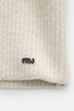 Massimo Osti Studio Strickjacke creme, Detailaufnahme aus Frontperspektive, Mix aus Wolle und Microfaser, weicher Griff, voluminöses Strickbild, Slim Fit, robuster Reißverschluss, Umlegekragen.