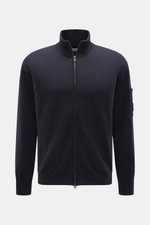 C.P. Company Strickjacke navy, Frontalansicht, Regular Fit, Strick aus Schurwolle und Microfaser, feines Strickbild, Zwei-Wege-Reißverschluss, Stehkragen, Tasche am Oberarm, Linsen-Detail.