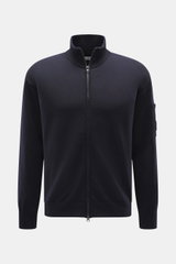 C.P. Company Strickjacke navy, Frontalansicht, Regular Fit, Strick aus Schurwolle und Microfaser, feines Strickbild, Zwei-Wege-Reißverschluss, Stehkragen, Tasche am Oberarm, Linsen-Detail.