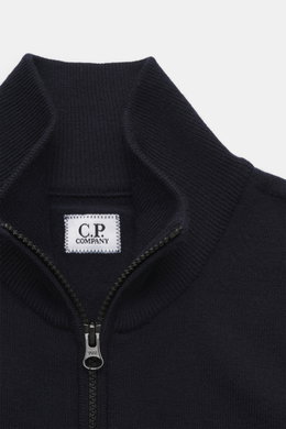 Nahaufnahme der C.P. Company Strickjacke navy von vorne, Strick aus Schurwolle und Microfaser, feines Strickbild, Regular Fit, Zwei-Wege-Reißverschluss, Stehkragen, Oberarmtasche, Linsen-Detail.