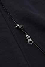 Nahaufnahme des robusten Zwei-Wege-Reißverschlusses der C.P. Company Strickjacke navy aus Schurwolle und Microfaser, feines Strickbild.