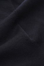 Nahaufnahme des feinen Strickbilds der C.P. Company Strickjacke navy aus Schurwolle und Microfaser, Regular Fit.