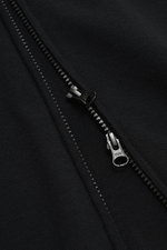 Nahaufnahme der schwarzen C.P. Company Strickjacke mit robustem Zwei-Wege-Reißverschluss, feinem Strickbild, Regular Fit, Stehkragen, Oberarmtasche, Linsen-Detail, Strick aus Schurwolle und Microfaser, frontale Perspektive.