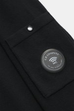 Nahaufnahme der schwarzen C.P. Company Strickjacke, Perspektive auf Oberarm-Tasche mit labeltypischem Linsen-Detail, Strick aus Schurwolle und Microfaser, feines Strickbild, Regular Fit, robuster Zwei-Wege-Reißverschluss, hochschließender Stehkragen.