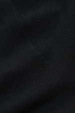 C.P. Company Strickjacke schwarz aus Schurwolle und Microfaser, Regular Fit, feines Strickbild, robustem Zwei-Wege-Reißverschluss, Stehkragen, Oberarmtasche, Linsen-Detail, Frontansicht.