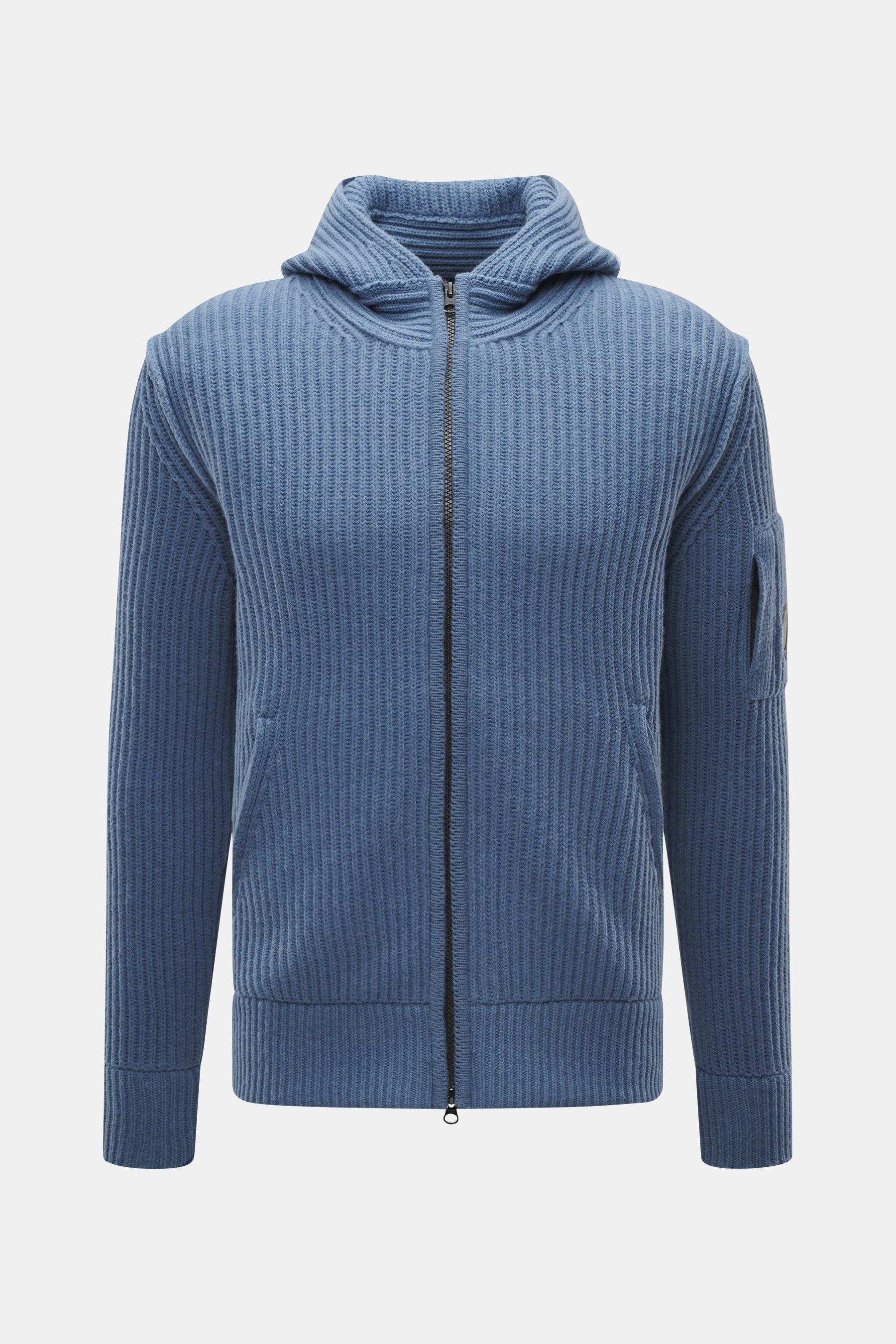 Vorderansicht der C.P. Company Strickjacke graublau mit Kapuze, voluminösem Strickbild, Slim Fit, Zwei-Wege-Reißverschluss, schrägen Taschen, Oberarm-Zipper-Tasche, weichem Schurwolle-Microfaser-Mix, labeltypischem Linsen-Detail.