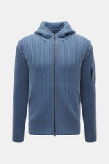 Vorderansicht der C.P. Company Strickjacke graublau mit Kapuze, voluminösem Strickbild, Slim Fit, Zwei-Wege-Reißverschluss, schrägen Taschen, Oberarm-Zipper-Tasche, weichem Schurwolle-Microfaser-Mix, labeltypischem Linsen-Detail.