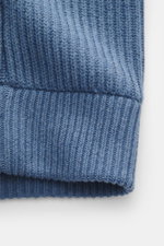 Nahaufnahme der voluminösen Strickstruktur der graublauen C.P. Company Strickjacke, Strick aus Schurwolle und Microfaser, weiche Qualität.