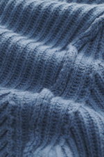 Nahaufnahme der C.P. Company Strickjacke graublau mit voluminösem Strickbild, weicher Qualität, Slim Fit, Kapuze, Reißverschluss, Taschen, Linsen-Detail.