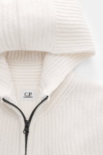 Nahaufnahme von C.P. Company Strickjacke offwhite mit Kapuze, robustem Zwei-Wege-Reißverschluss, voluminösem Strickbild, weicher Qualität, Slim Fit.