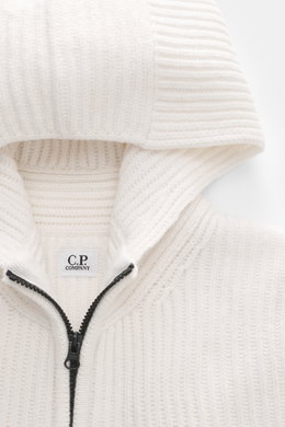 Nahaufnahme von C.P. Company Strickjacke offwhite mit Kapuze, robustem Zwei-Wege-Reißverschluss, voluminösem Strickbild, weicher Qualität, Slim Fit.