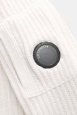 C.P. Company Strickjacke offwhite, Detailaufnahme schräg von oben, voluminöses Strickbild, labeltypisches Linsen-Detail, Strick aus Schurwolle und Microfaser, weiche Qualität, Slim Fit, gestrickte Kapuze, Zwei-Wege-Reißverschluss, schräge Eingriffstaschen