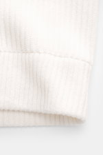 Nahaufnahme der voluminösen Strickstruktur der C.P. Company Strickjacke offwhite aus Schurwolle und Microfaser, weiche Qualität, Slim Fit.