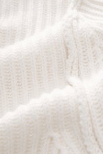 Nahaufnahme des voluminösen Strickbilds der C.P. Company Strickjacke offwhite aus Schurwolle und Microfaser, weiche Qualität sichtbar.