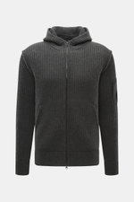 C.P. Company Strickjacke dunkelgrau, frontale Nahaufnahme, Strick aus Schurwolle und Microfaser, weiche Qualität, voluminöses Strickbild, Slim Fit, Zwei-Wege-Reißverschluss, Kapuze, schräge Taschen, Oberarm-Zipper, Linsen-Detail.