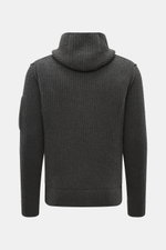 C.P. Company Strickjacke dunkelgrau von hinten fotografiert, voluminöses Strickbild, Slim Fit, Kapuze, Schurwolle, Microfaser, weich, Zwei-Wege-Reißverschluss, schräge Taschen, Oberarm-Zipper, Linsen-Detail.