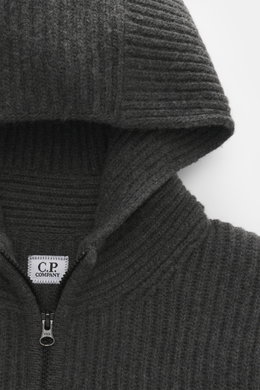 Nahaufnahme der Kapuze und des Reißverschlusses der C.P. Company Strickjacke dunkelgrau, Strick aus Schurwolle und Microfaser, voluminöses Strickbild.
