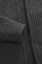 Nahaufnahme der C.P. Company Strickjacke dunkelgrau mit voluminösem Strickbild, robustem Zwei-Wege-Reißverschluss und weicher Qualität aus Schurwolle und Microfaser.