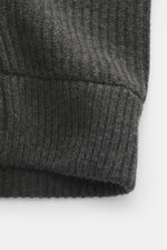 Nahaufnahme der C.P. Company Strickjacke dunkelgrau, Detailansicht des voluminösen Strickbilds aus weicher Schurwolle und Microfaser.