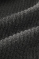 Das Bild zeigt eine Nahaufnahme des voluminösen Strickbilds der C.P. Company Strickjacke dunkelgrau, gefertigt aus weichem Schurwolle-Microfaser-Mix, Perspektive auf die strukturierte Oberfläche.