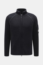 C.P. Company Strickjacke navy/dunkelgrau frontal fotografiert, Strick aus Schurwolle und Microfaser, weiche Qualität, voluminöses Strickbild, Regular Fit, Raglanärmel, robuster Zwei-Wege-Reißverschluss, hochschließender Stehkragen, Zipper-Tasche am Oberar