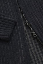 Nahaufnahme der C.P. Company Strickjacke navy/dunkelgrau aus voluminösem Strick mit robustem Zwei-Wege-Reißverschluss, Raglanärmeln und weicher Qualität.
