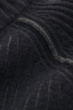 Nahaufnahme der voluminösen Strickstruktur der C.P. Company Strickjacke navy/dunkelgrau aus Schurwolle und Microfaser, weiche Qualität, Regular Fit, Raglanärmel, robuster Zwei-Wege-Reißverschluss, hochschließender Stehkragen, Zipper-Tasche am Oberarm, lab