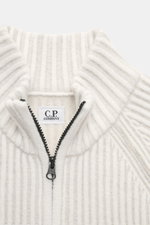 C.P. Company Strickjacke offwhite, Nahaufnahme von oben, Strick aus Schurwolle und Microfaser, weiche Qualität, voluminöses Strickbild, Regular Fit, Raglanärmel, robuster Zwei-Wege-Reißverschluss, hochschließender Stehkragen, Zipper-Tasche am Oberarm, lab