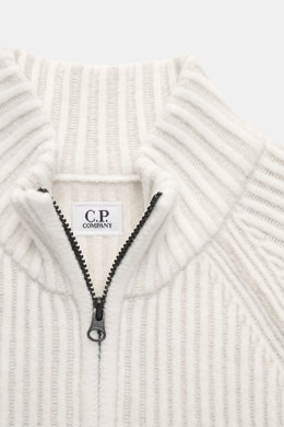 C.P. Company Strickjacke offwhite, Nahaufnahme von oben, Strick aus Schurwolle und Microfaser, weiche Qualität, voluminöses Strickbild, Regular Fit, Raglanärmel, robuster Zwei-Wege-Reißverschluss, hochschließender Stehkragen, Zipper-Tasche am Oberarm, lab