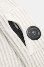 C.P. Company Strickjacke offwhite, Detailaufnahme von Raglanärmel mit voluminösem Strickbild, Zipper-Tasche, Label-Linsen, Schurwolle, Microfaser, weich, Regular Fit.