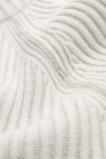 Nahaufnahme des voluminösen Strickbildes der C.P. Company Strickjacke offwhite, Strick aus Schurwolle und Microfaser, weiche Qualität sichtbar.