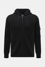 Vorderansicht der C.P. Company Strickjacke 'Metropolis' schwarz aus Schurwolle und Microfaser, Regular Fit, mit Kapuze, robustem Reißverschluss, Tasche am Arm mit Logo-Patch, weichem Griff und flexiblen Rippbündchen.
