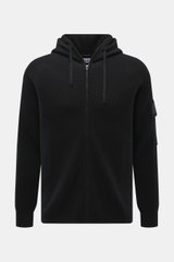 Vorderansicht der C.P. Company Strickjacke 'Metropolis' schwarz aus Schurwolle und Microfaser, Regular Fit, mit Kapuze, robustem Reißverschluss, Tasche am Arm mit Logo-Patch, weichem Griff und flexiblen Rippbündchen.