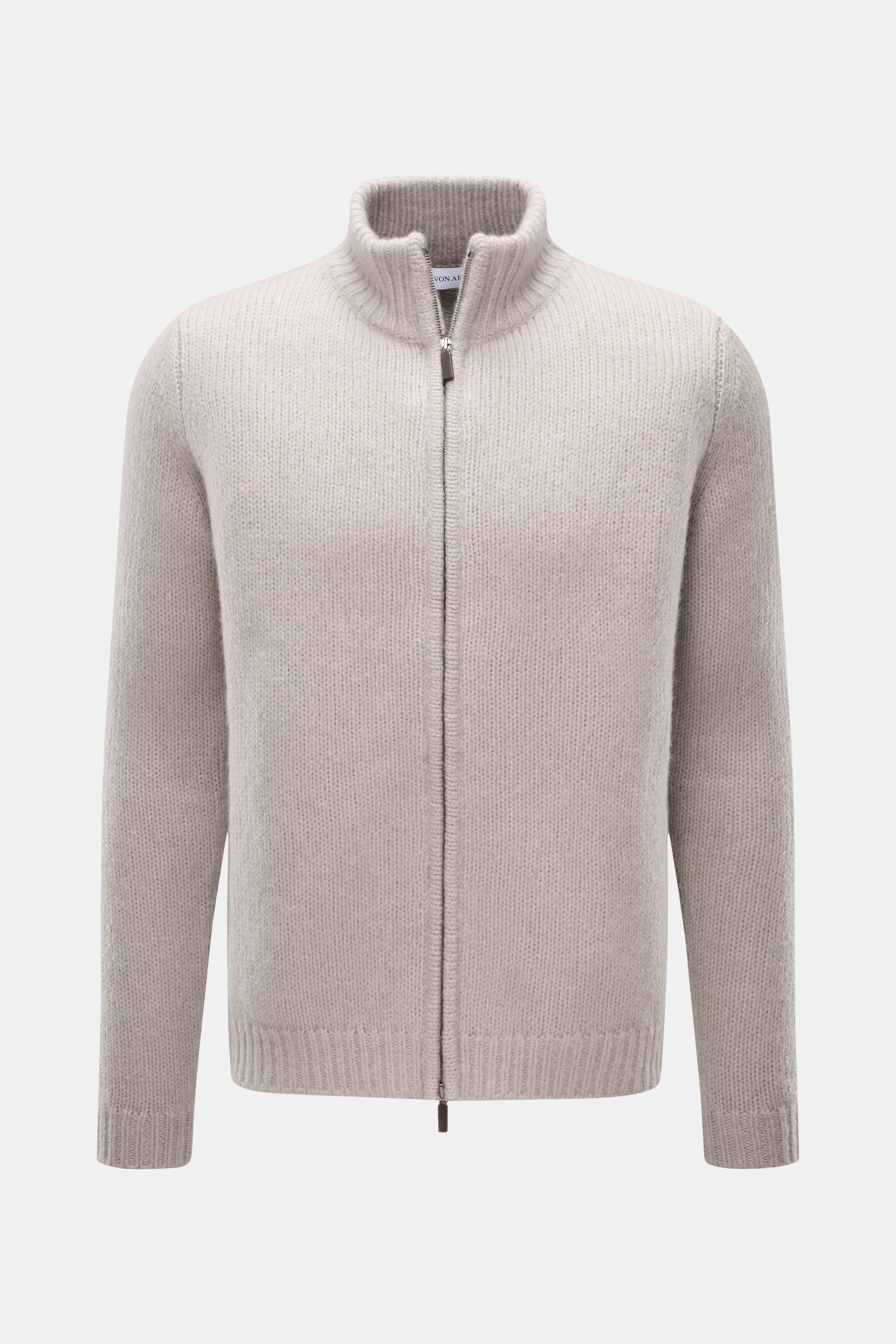 Iris von Arnim Cashmere-Seide Strickjacke 'Felias' sand, Frontansicht, Mix aus Cashmere und Seide, sehr weicher Griff, voluminöses Strickbild, Slim Fit, Zwei-Wege-Reißverschluss mit Horn-Anhänger, Stehkragen aus Rippstrick, komfortable Rippbündchen.