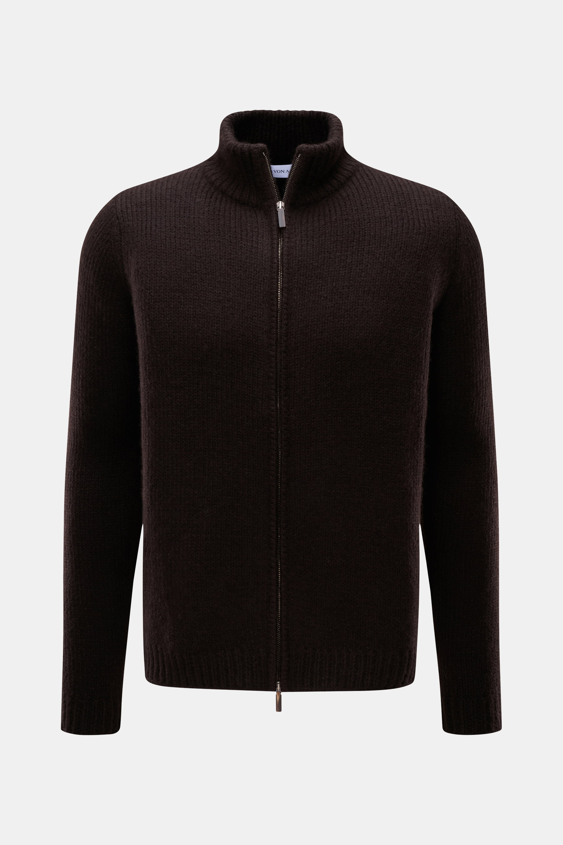 Vorderansicht der Iris von Arnim Cashmere-Seide Strickjacke "Felias" dunkelbraun, Mix aus Cashmere und Seide, sehr weicher Griff, voluminöses Strickbild, Slim Fit, Zwei-Wege-Reißverschluss mit Horn-Anhänger, Stehkragen aus Rippstrick, komfortable Rippbünd