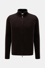 Vorderansicht der Iris von Arnim Cashmere-Seide Strickjacke "Felias" dunkelbraun, Mix aus Cashmere und Seide, sehr weicher Griff, voluminöses Strickbild, Slim Fit, Zwei-Wege-Reißverschluss mit Horn-Anhänger, Stehkragen aus Rippstrick, komfortable Rippbünd