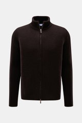 Vorderansicht der Iris von Arnim Cashmere-Seide Strickjacke "Felias" dunkelbraun, Mix aus Cashmere und Seide, sehr weicher Griff, voluminöses Strickbild, Slim Fit, Zwei-Wege-Reißverschluss mit Horn-Anhänger, Stehkragen aus Rippstrick, komfortable Rippbünd