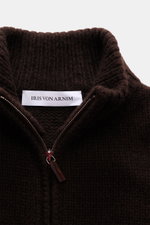 Nahaufnahme aus leicht erhöhter Perspektive der Iris von Arnim Cashmere-Seide Strickjacke 'Felias' dunkelbraun mit voluminösem Strickbild, Slim Fit, Stehkragen aus Rippstrick, zwei-Wege-Reißverschluss mit Horn-Anhänger, sehr weichem Griff und komfortablen