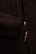 Nahaufnahme aus schräger Perspektive der Iris von Arnim Cashmere-Seide Strickjacke 'Felias' dunkelbraun mit voluminösem Strickbild, Slim Fit, Stehkragen, zwei-Wege-Reißverschluss mit Hornanhängern, sehr weichem Griff, komfortablen Rippbündchen, Mix aus Ca