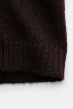Nahaufnahme der Iris von Arnim Cashmere-Seide Strickjacke 'Felias' dunkelbraun, Vorderansicht, voluminöses Strickbild, Slim Fit, Mix aus Cashmere und Seide, sehr weicher Griff, Stehkragen aus Rippstrick, Zwei-Wege-Reißverschluss mit Horn-Anhänger, komfort