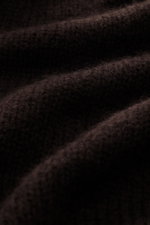Iris von Arnim Cashmere-Seide Strickjacke 'Felias' dunkelbraun, Nahaufnahme des voluminösen Strickbilds, Mix aus Cashmere und Seide, sehr weicher Griff, Slim Fit, Stehkragen aus Rippstrick, zwei-Wege-Reißverschluss mit Horn-Anhänger, komfortable Rippbündc