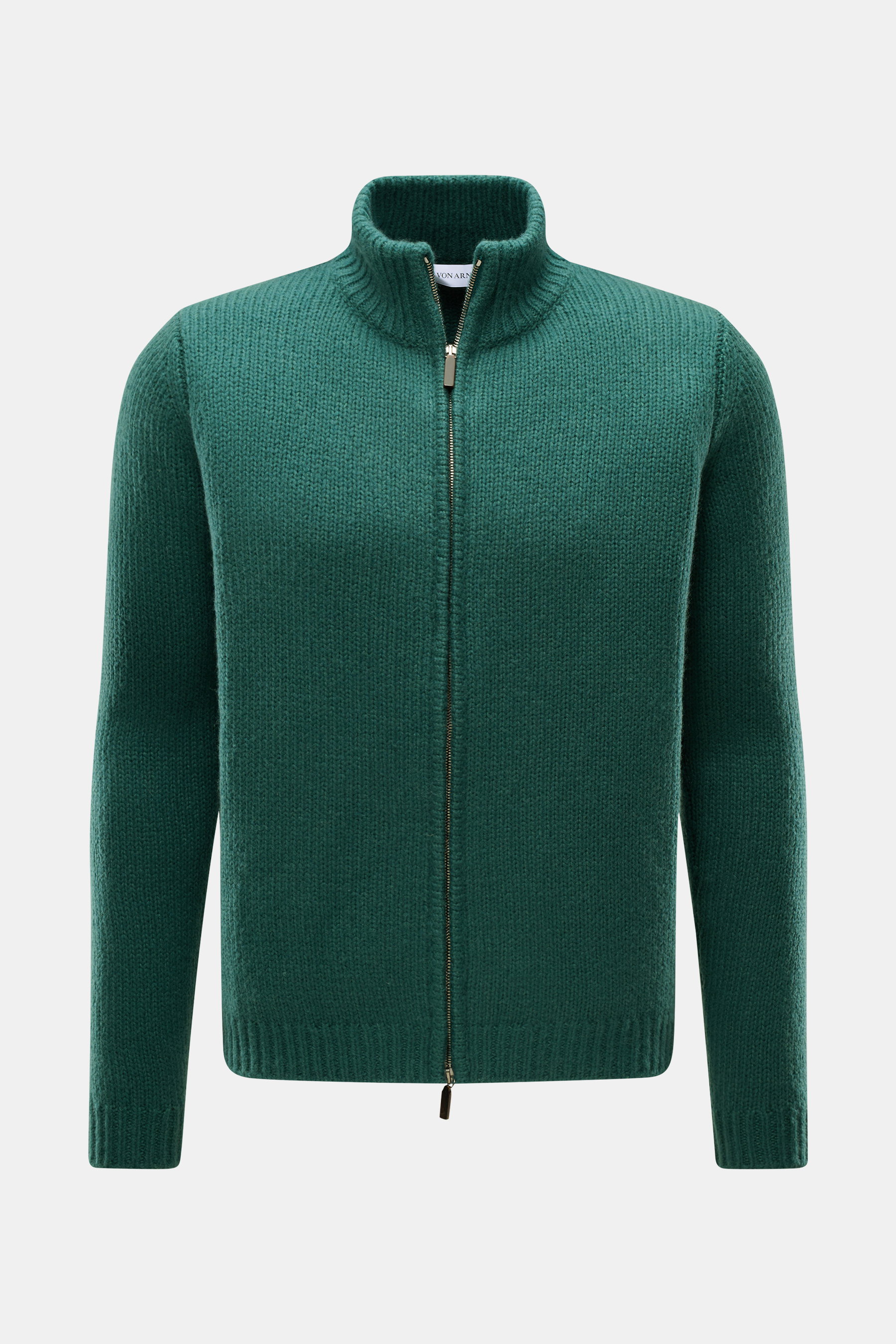 Iris von Arnim Cashmere-Seide Strickjacke 'Felias' grün, frontal fotografiert, Slim Fit, voluminöses Strickbild, weicher Griff, Stehkragen, Horn-Reißverschluss.