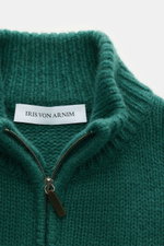 Nahaufnahme der Iris von Arnim Cashmere-Seide Strickjacke 'Felias' grün mit voluminösem Strickbild, Stehkragen und Horn-Reißverschluss-Anhänger, Slim Fit, Mix aus Cashmere und Seide, sehr weicher Griff, Zwei-Wege-Reißverschluss, komfortable Rippbündchen, 