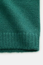 Nahaufnahme der Iris von Arnim Cashmere-Seide Strickjacke 'Felias' grün, Detailansicht des voluminösen Strickbilds, sehr weicher Griff, Mix aus Cashmere und Seide, Slim Fit, Stehkragen aus Rippstrick, komfortable Rippbündchen, Zwei-Wege-Reißverschluss mit