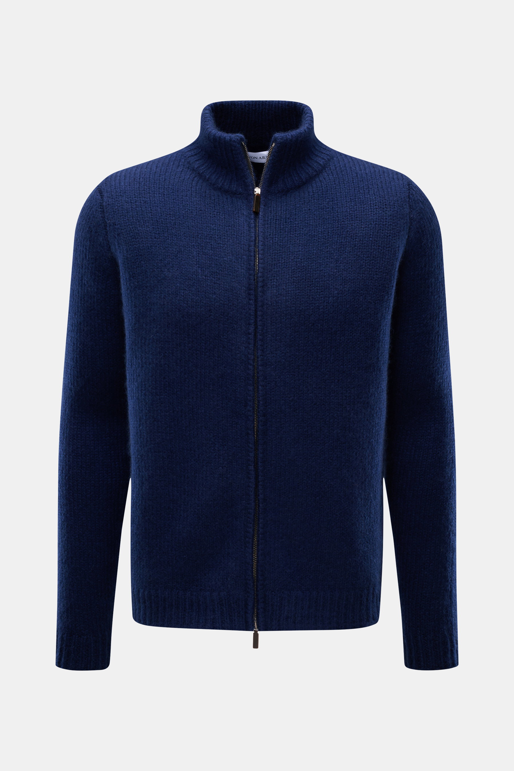 Iris von Arnim Cashmere-Seide Strickjacke 'Felias' dunkelblau, frontal fotografiert, Mix aus Cashmere und Seide, sehr weicher Griff, voluminöses Strickbild, Slim Fit, Zwei-Wege-Reißverschluss mit Horn-Anhänger, Stehkragen und komfortable Rippbündchen.