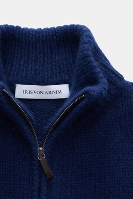 Close-up front view of the Iris von Arnim Cashmere-silk cardigan 'Felias' dark blue, showing the ribbed stand-up collar, two-way zipper, voluminous knit pattern, and soft texture, made from a mix of cashmere and silk with a slim fit and comfortable ribbed