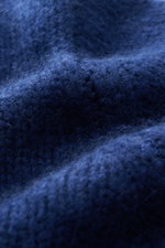 Close-up of the Iris von Arnim Cashmere-silk cardigan 'Felias' dark blue, showing voluminous knit, soft feel, and texture from a macro perspective. Mix of cashmere and silk, slim fit, two-way zipper, ribbed stand-up collar, and comfortable ribbed cuffs.