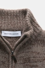 Nahaufnahme der Iris von Arnim Strickjacke 'Felias' taupe/dunkelbraun meliert, Front mit Reißverschluss, Stehkragen, grobes Strickbild.
