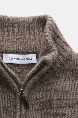 Nahaufnahme der Iris von Arnim Strickjacke 'Felias' taupe/dunkelbraun meliert, Front mit Reißverschluss, Stehkragen, grobes Strickbild.