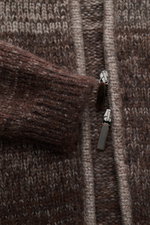Nahaufnahme der Iris von Arnim Strickjacke 'Felias' taupe/dunkelbraun meliert mit grobem Strick, Stehkragen, Reißverschluss und weichem Seide-Cashmere-Mix.